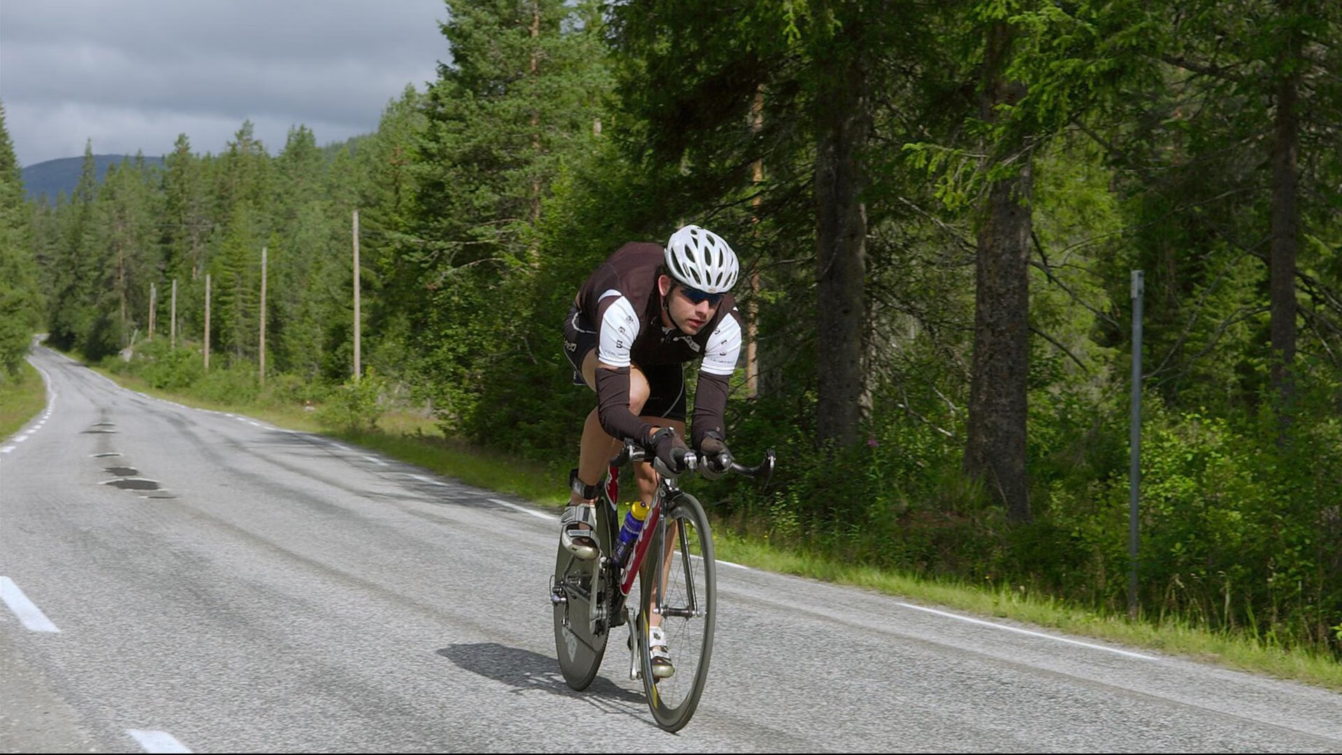 冷门与热望，当日本队碾压英格兰，林高远在另一赛场点亮高光