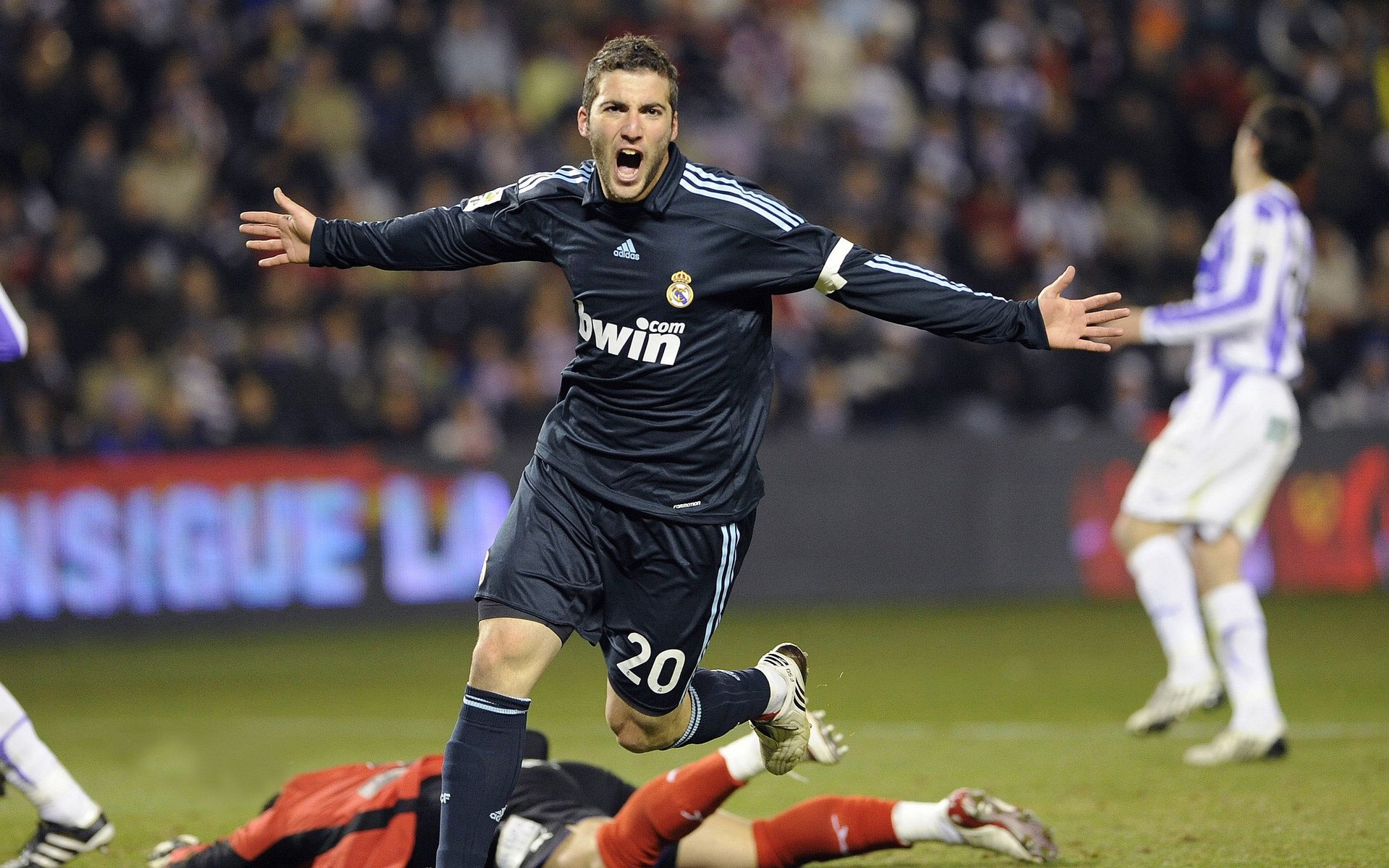 赛道上的毫厘之争,勒克莱尔关键超车助迈凯伦险胜索伯